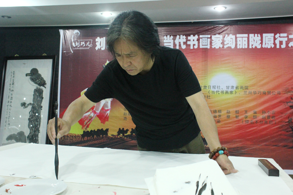 长沙美协副主席肖剑笔会现场创作《明湖开玉镜》——当代
