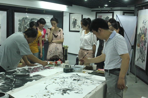 画家胡新利笔会活动中妙笔绘山水佳作