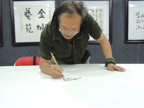 画家刘孝礼在“当代书画家雪域梵音圣境之旅采风笔会活动