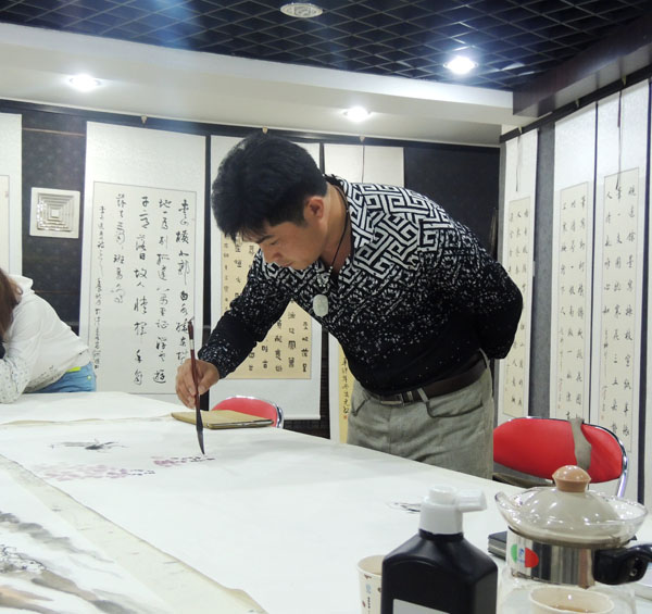 李联起笔会现场绘紫气东来