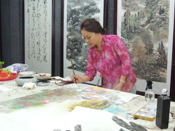 女画家胡冰的女性人物世界