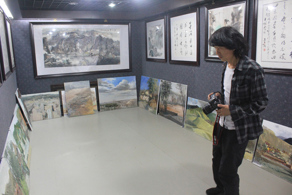 兰州画院副院长裴林安参观油画写生展