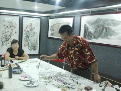 赵毅成功美术馆再绘嫣红岁次