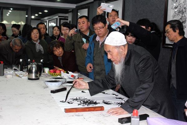 信手花叶气象宏——马西园先生画家日笔会现场作花鸟画