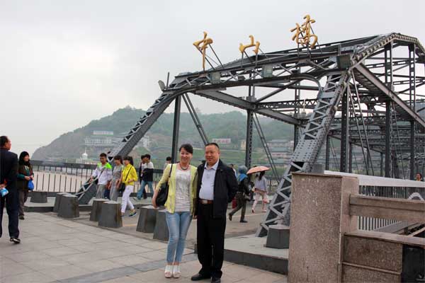 李宜容副总陪同知名山水画家王信聪游览黄河风情线