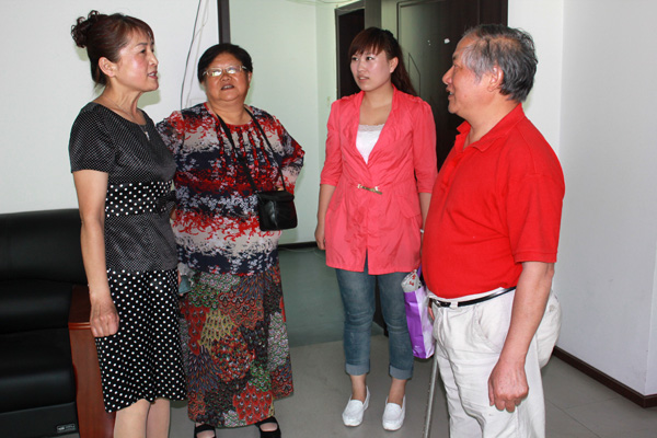 上海知名画家曹舒天参观成功美术馆