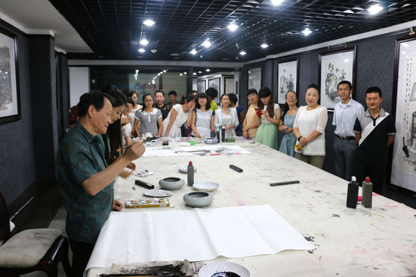 江西财经大学阳小毛“画家日”今上午在成功美术馆开启