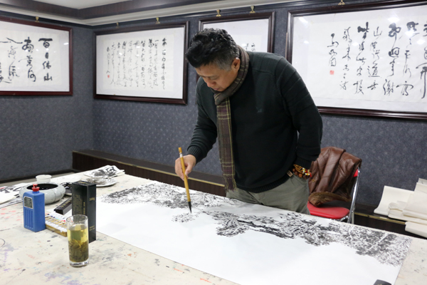 山水画家马志刚今日于成功美术馆再次挥毫创作