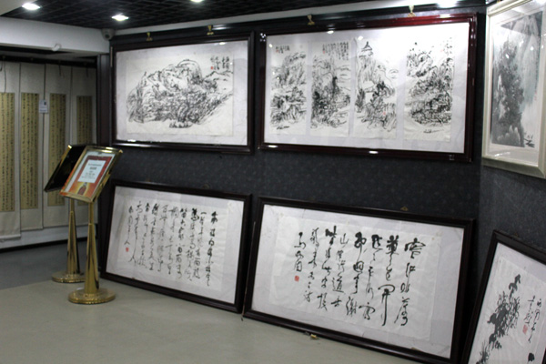 墨落纸上峰峦暗起 笔舞画中情有独钟——成功美术馆展出