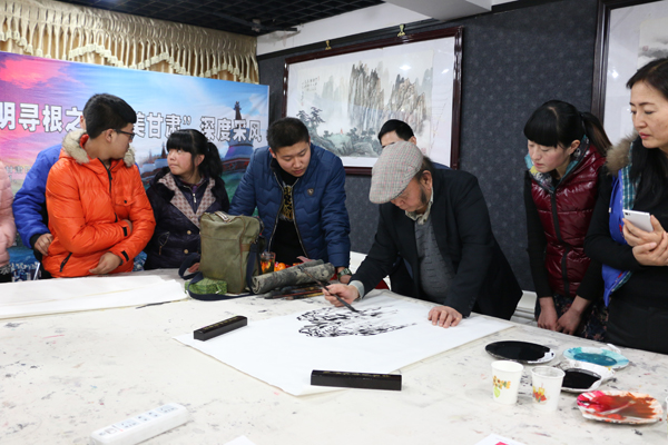 邓惠伯教授在成功美术馆挥毫创作
