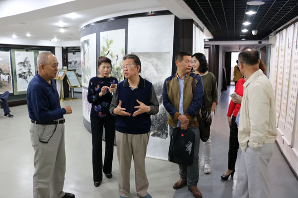 “庆胜利•迎国庆”6人书画展引金城观众热捧