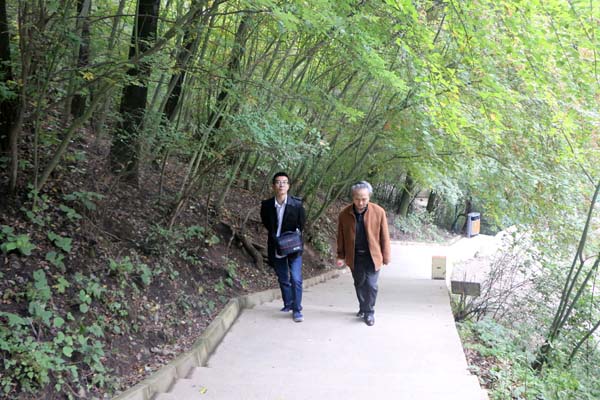 著名国画艺术家周矩敏先生9月19日在陇右名山兴隆山采风