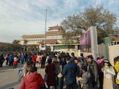 中国美术馆“看展跑”热潮 长龙排到美术馆东街