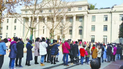 《莫奈到苏拉热：西方现代绘画之路》在武汉美术馆展出，观众排队两小时才能入馆