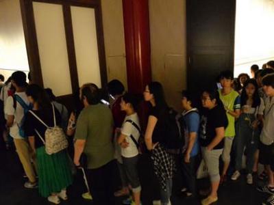 看展览成假期标配 排队看展背后是跟风还是真爱？