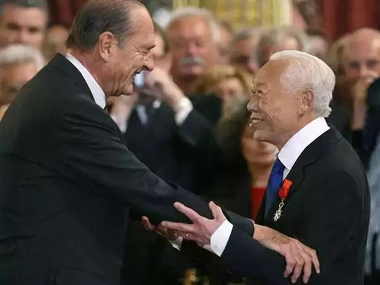 ▲2006年，时任法国总统希拉克授予赵无极二级荣誉勋位