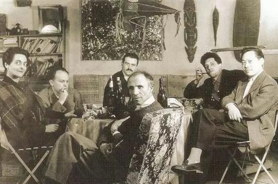 ▲1950年代，初到巴黎的赵无极（右一）与巴黎画皮埃尔·洛布（中）展开合作