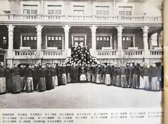 天津张园时代的溥仪及其祝寿者（图片来自香港文通书店版《我的前半生》）