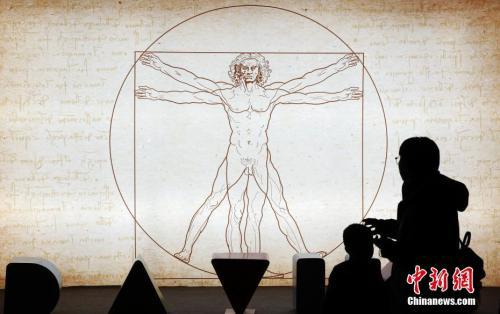 资料图：《致敬达芬奇》全球光影艺术体验大展中的《维特鲁威人》。汤彦俊 摄