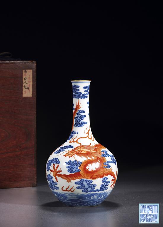 lot 1867 清乾隆?青花矾红彩云龙戏珠纹长颈瓶 成交价517.5万